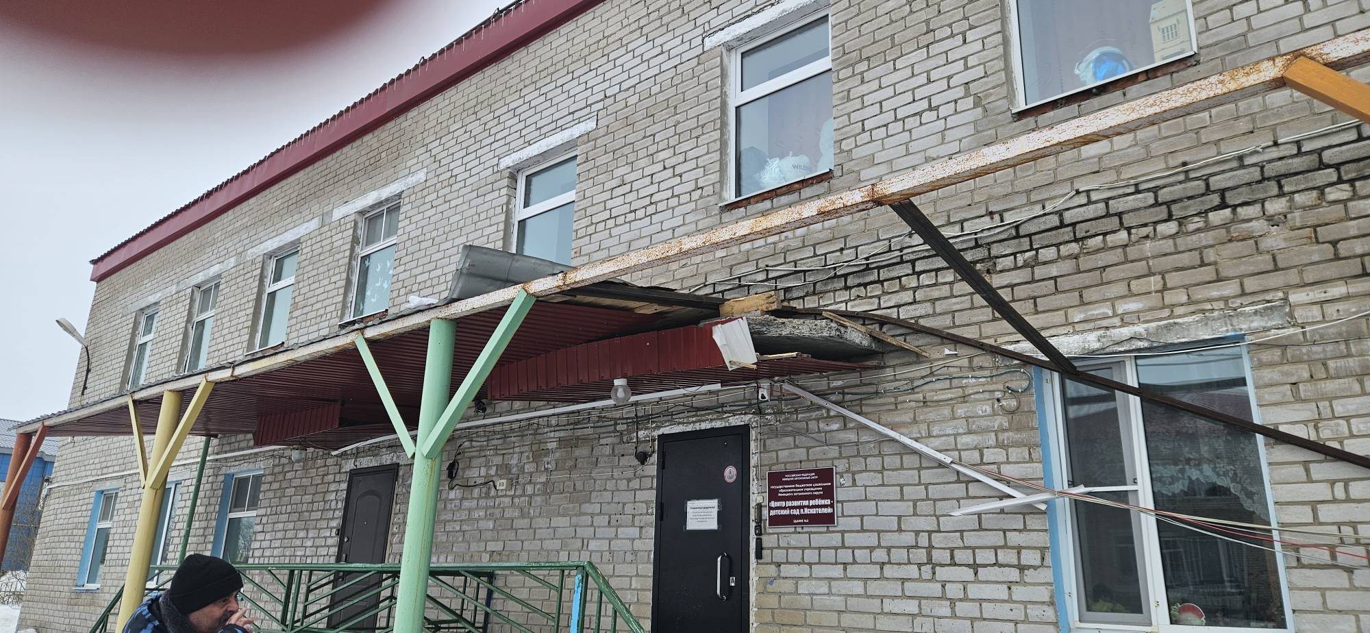 В НАО рухнула крыша над входом в детский сад